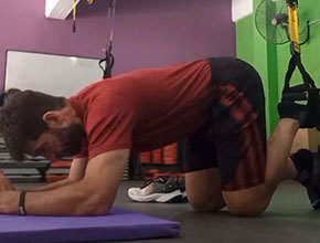 Sebastian Gomez entrenador personal en Biofitness entrenando TRX